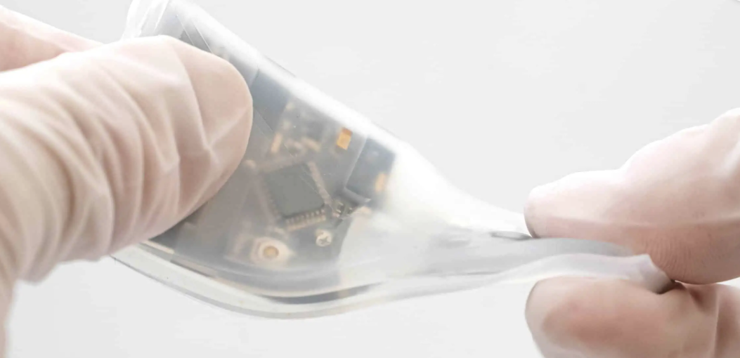 首个完全集成的可穿戴超声系统，可用于深层组织监测