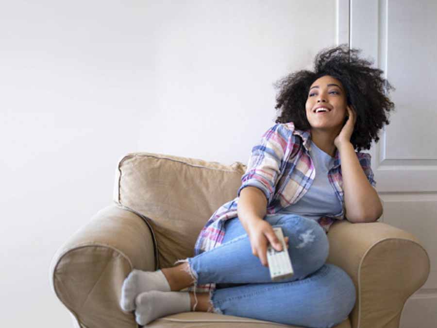 使用付费电视直播服务的美国电视家庭比例下降