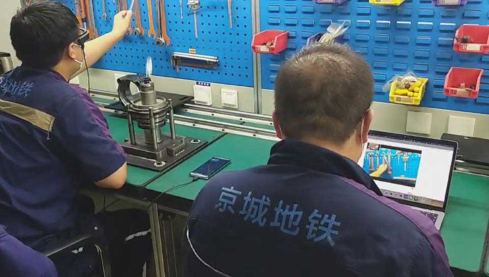 亮亮视野AR智能维修系统助力北京地铁高效运营