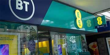 EE 为 CCaaS 等部署 Sprinklr，每周自动处理 60,000 次客户对话