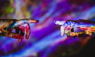 年轻消费者对 AI 伴侣的认知度更高，但舒适度仍然较低