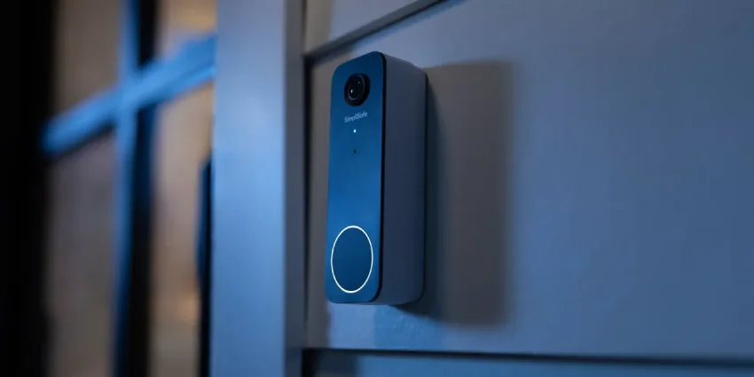 SimpliSafe 的新款可视门铃，能把实时安保专员”调到”你家门口